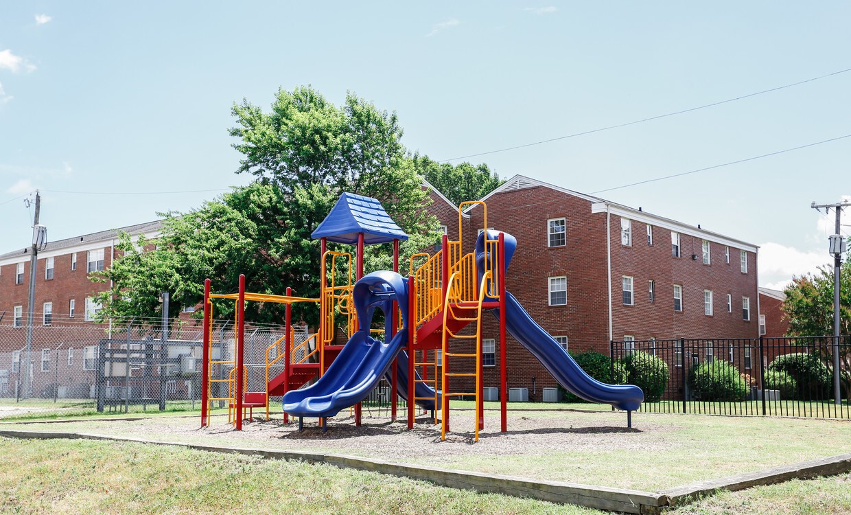 Admiral Pointe Apartments