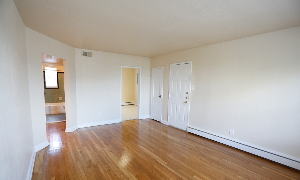 Admiral Pointe Apartments